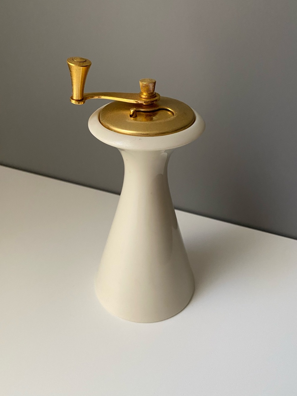 LENOX VINTAGE CERAMIC IVORY PEPPER MILL